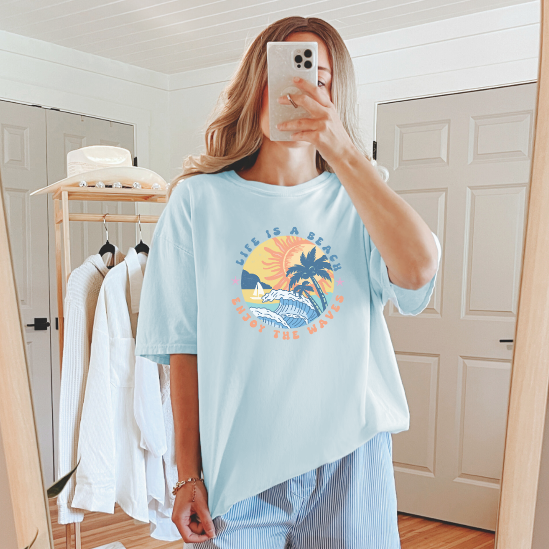 La vida es una playa, disfruta de las olas. Camiseta gráfica