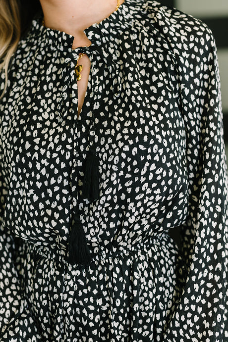 Un atrevido vestido escalonado en negro