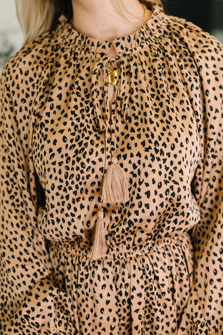 Un atrevido vestido escalonado en marrón nuez