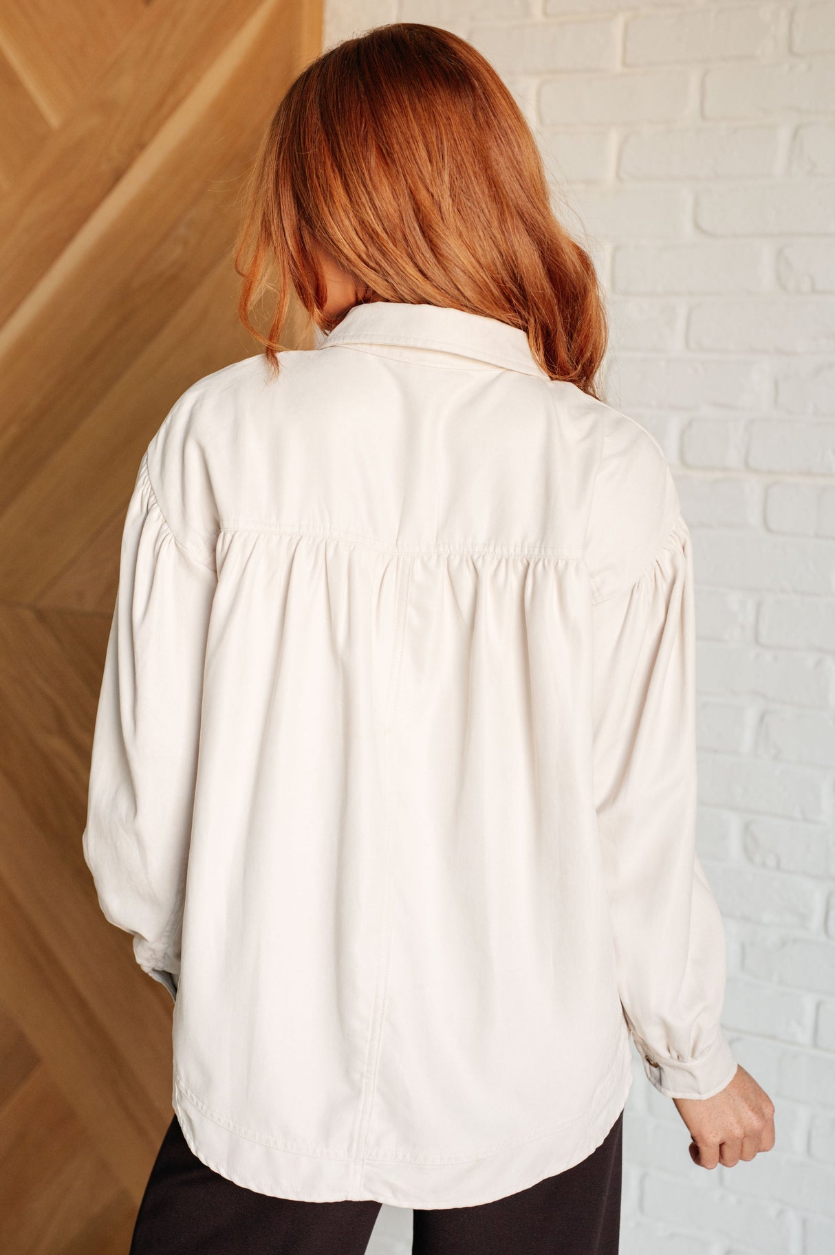 Una blusa abotonada que ayuda
