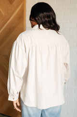 Una blusa abotonada que ayuda