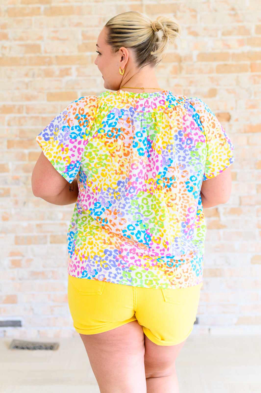 Top con cuello en V Un poco salvaje en multicolor