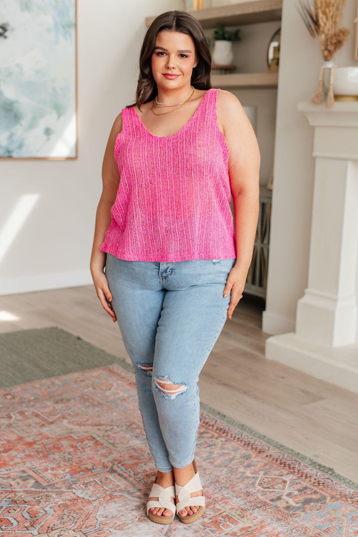 Una camiseta de tirantes de cuello en V de punto con una importante actualización