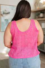 Una camiseta de tirantes de cuello en V de punto con una importante actualización