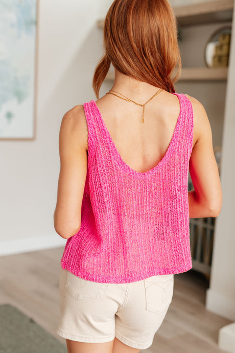 Una camiseta de tirantes de cuello en V de punto con una importante actualización