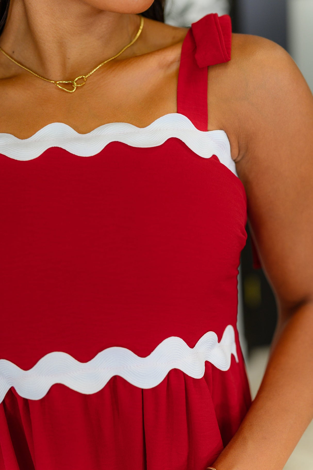 Vestido nuevo de tejido arrugado con ribete en contraste