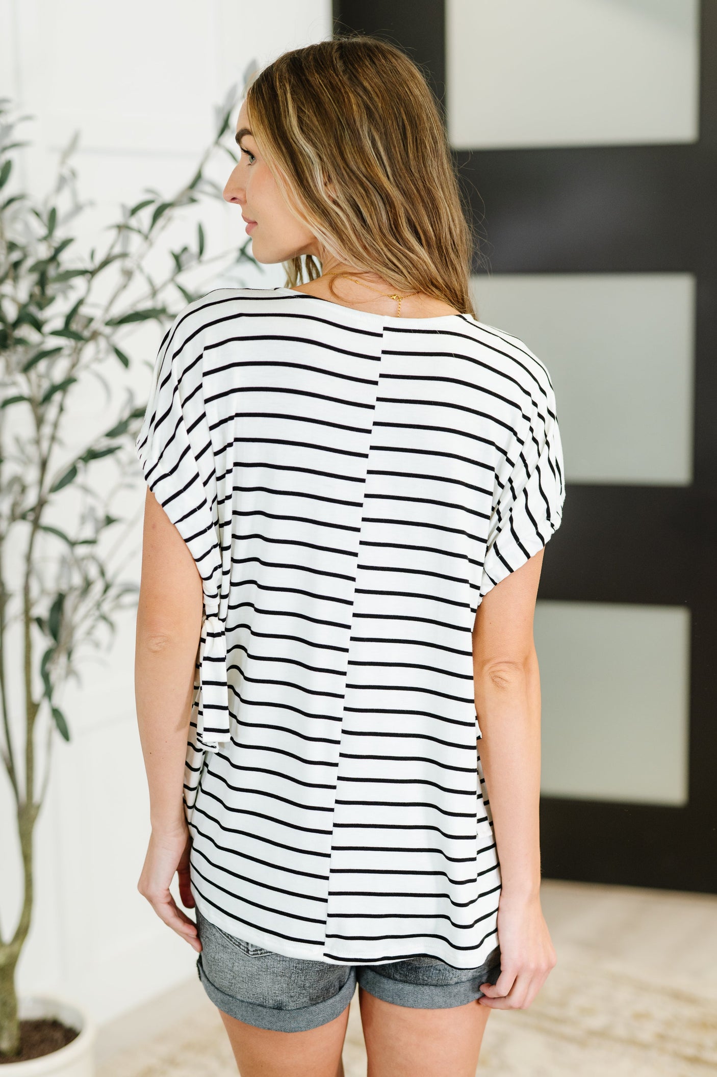 Blusa con mangas dolman All Lined Up en negro marfil
