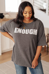 Camiseta gráfica Always Enough en color carbón