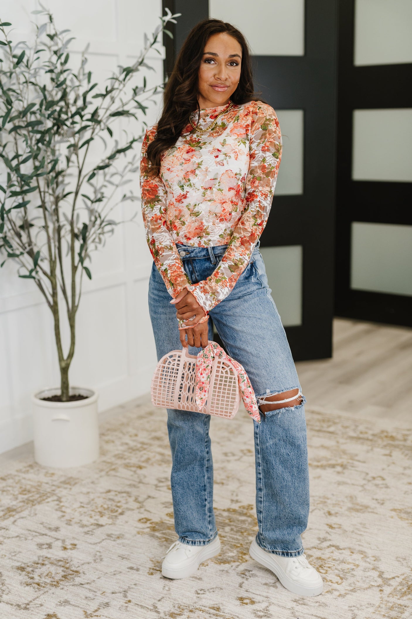Blusa de capas con estampado floral en coral de Barely Behaving