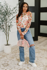 Blusa de capas con estampado floral en coral de Barely Behaving