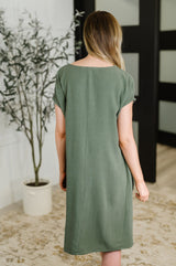 Vestido holgado con escote en V en gris verdoso de Barely Trying