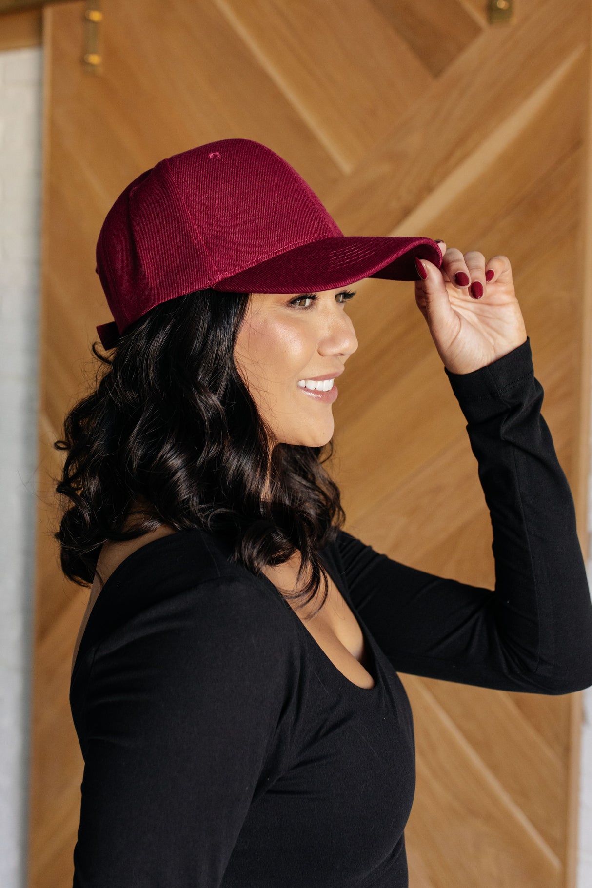 Gorra básica para bebé en color vino