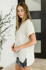 Top básico con cuello en V y lavado ácido en beige arena