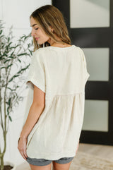 Top básico con cuello en V y lavado ácido en beige arena