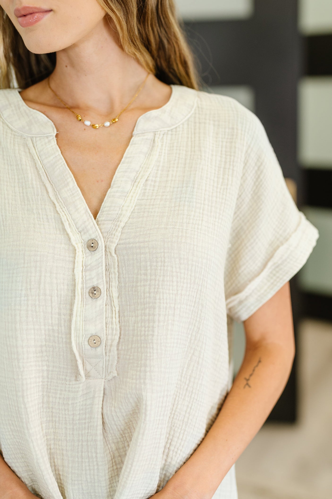 Top básico con cuello en V y lavado ácido en beige arena