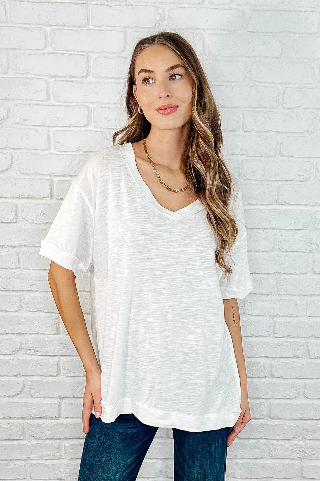 Camiseta Basic Instinct con cuello en V y hombros caídos en color marfil