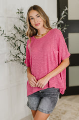 Blusa con mangas dolman fluidas en rosa intenso