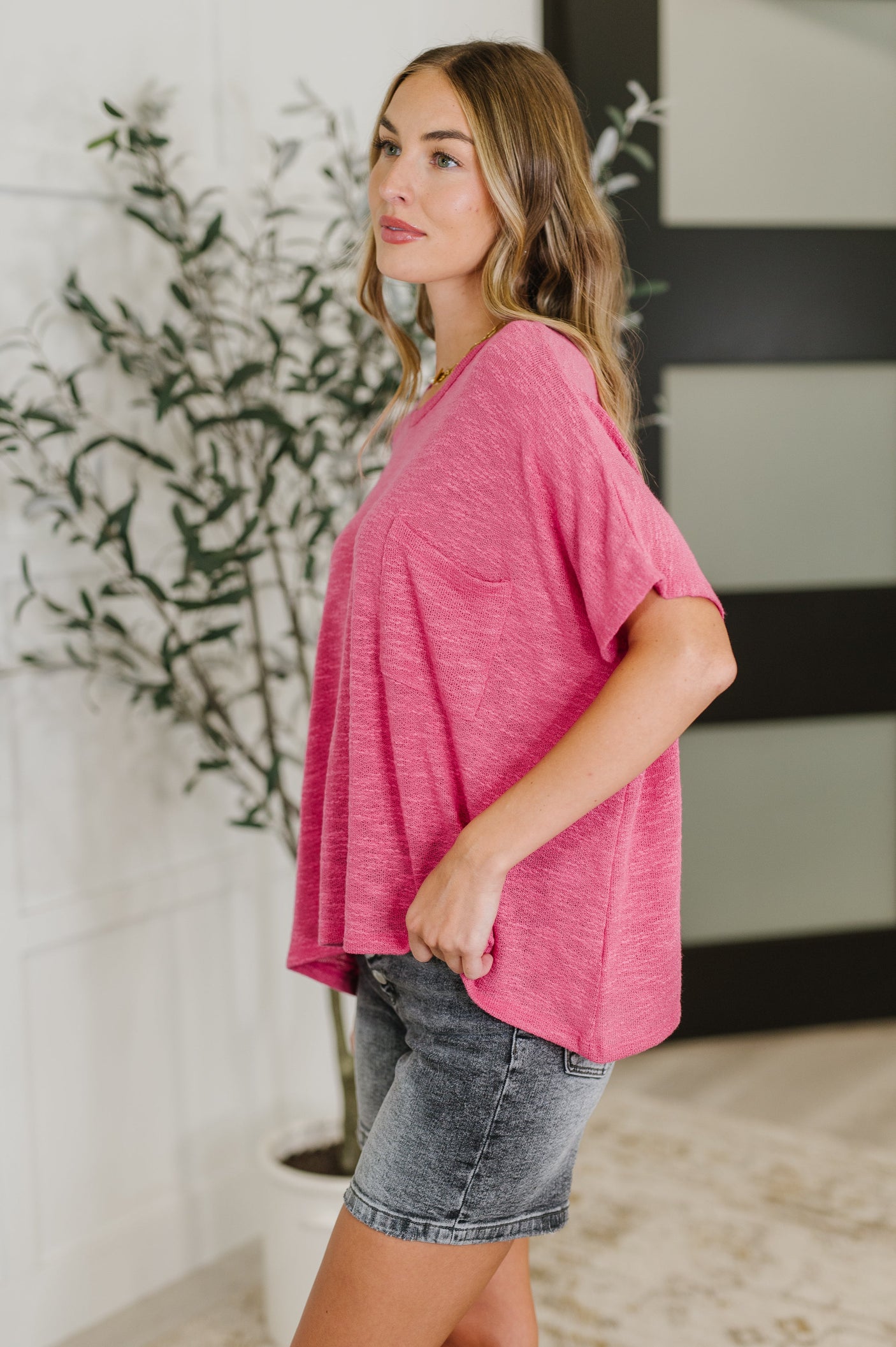 Blusa con mangas dolman fluidas en rosa intenso