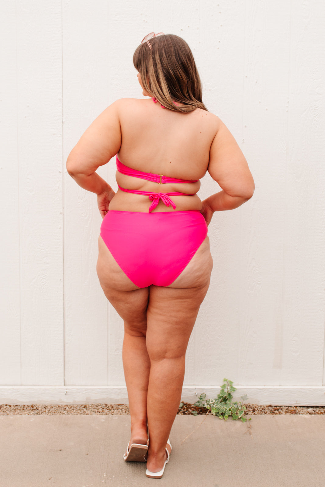 Parte inferior del traje de baño rosa junto a la bahía