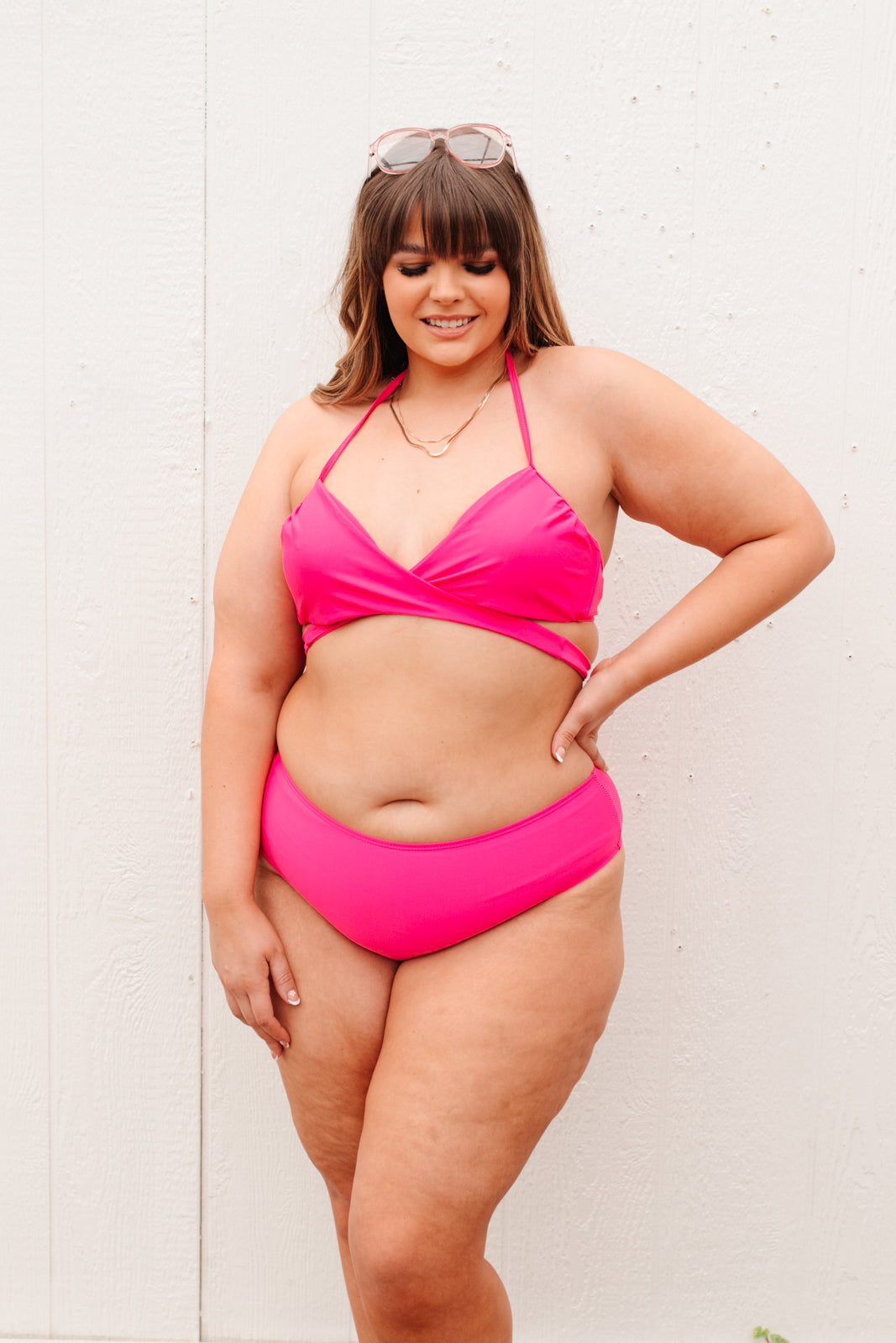 Parte inferior del traje de baño rosa junto a la bahía