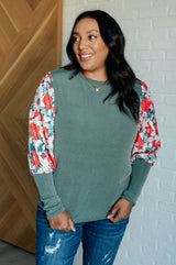 Top con detalles florales mejor de lo habitual