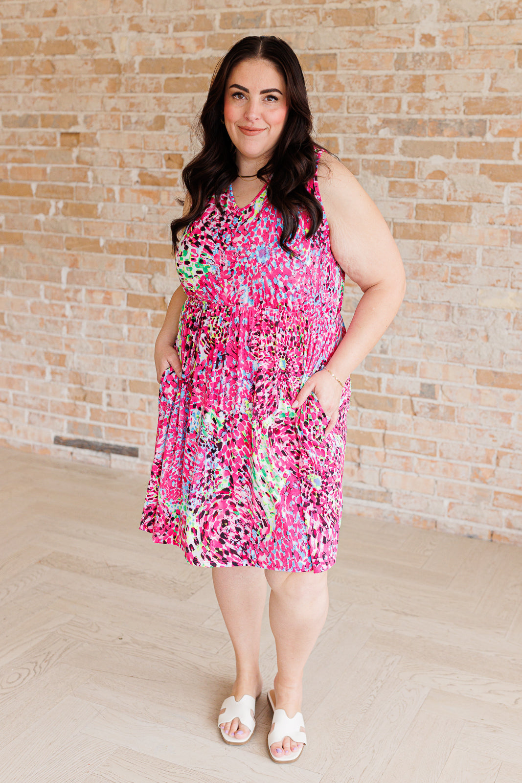 Vestido Bless Your Heart con cuello en V en fucsia neón