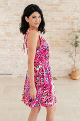 Vestido Bless Your Heart con cuello en V en fucsia neón