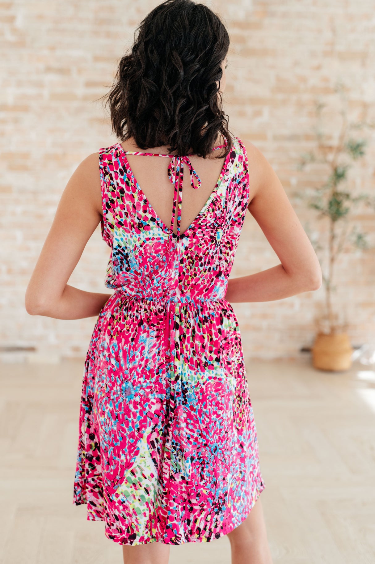 Vestido Bless Your Heart con cuello en V en fucsia neón