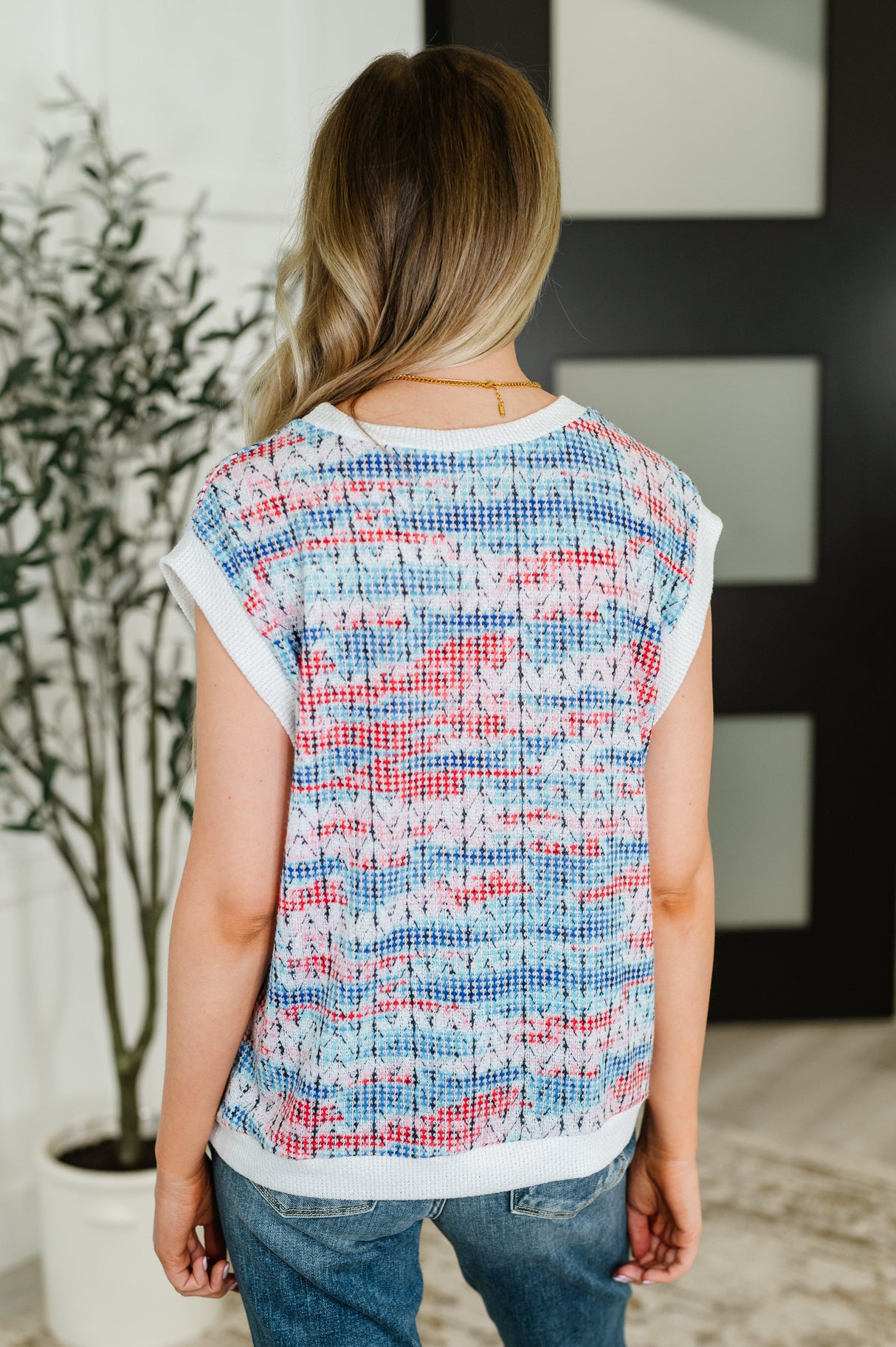 Top de punto texturizado Blurred Beauty en azul, rojo y blanco