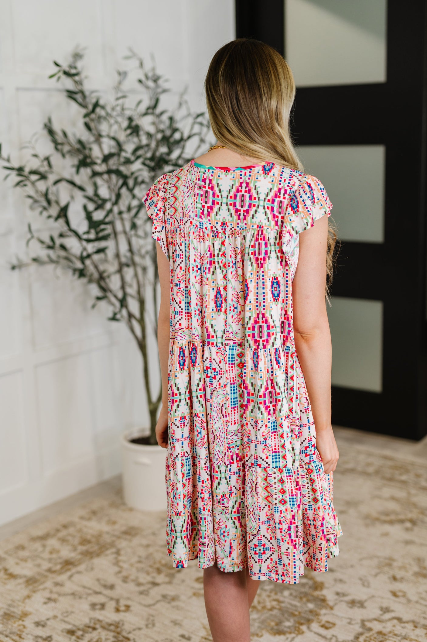 Vestido Boho and Behold con mangas onduladas en rubor, fucsia y menta