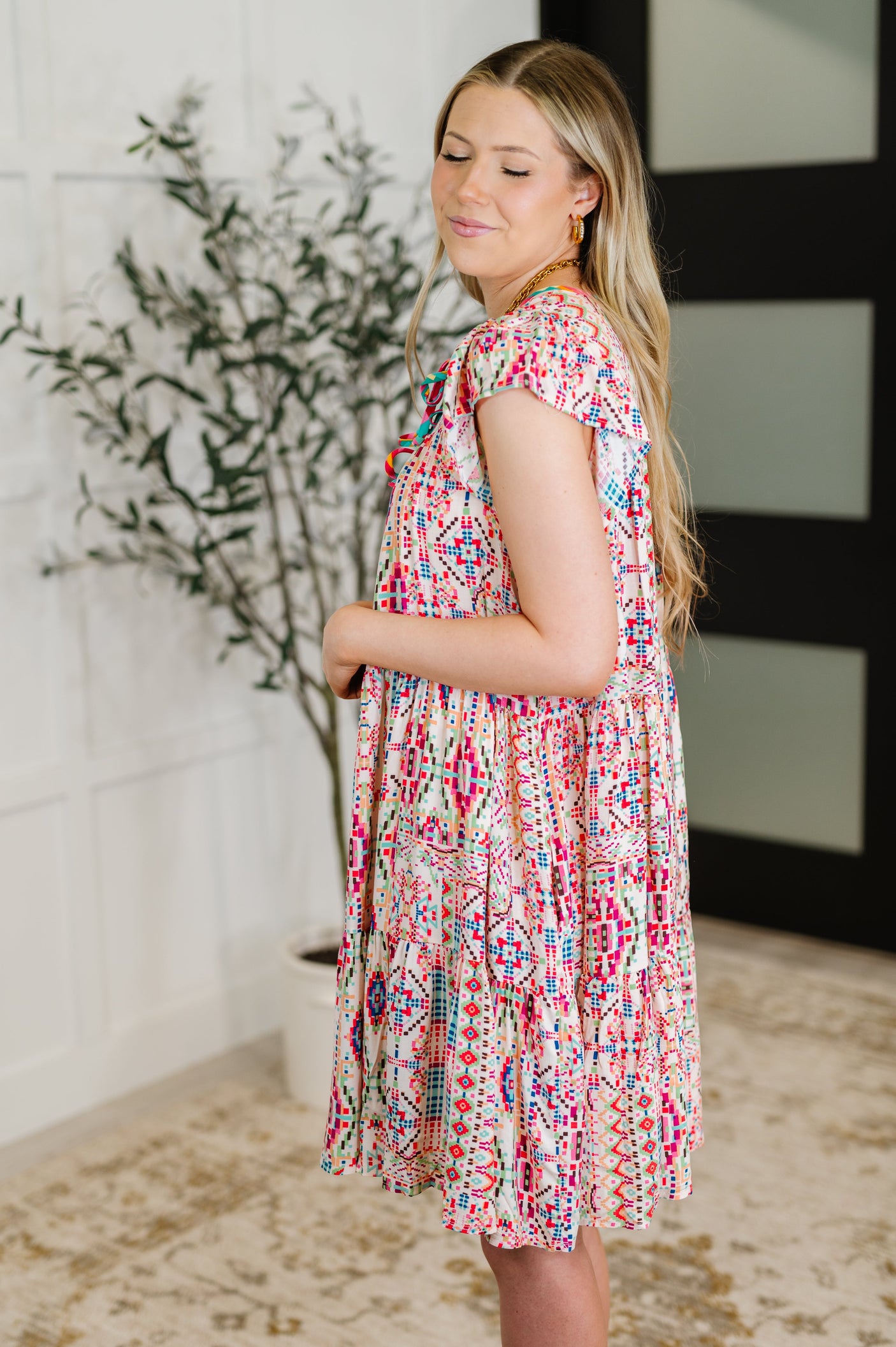 Vestido Boho and Behold con mangas onduladas en rubor, fucsia y menta