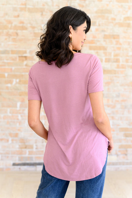 Top acanalado con cuello en V de Born and Raised
