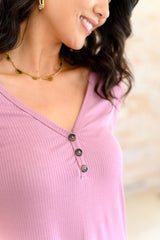 Top acanalado con cuello en V de Born and Raised