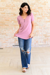 Top acanalado con cuello en V de Born and Raised