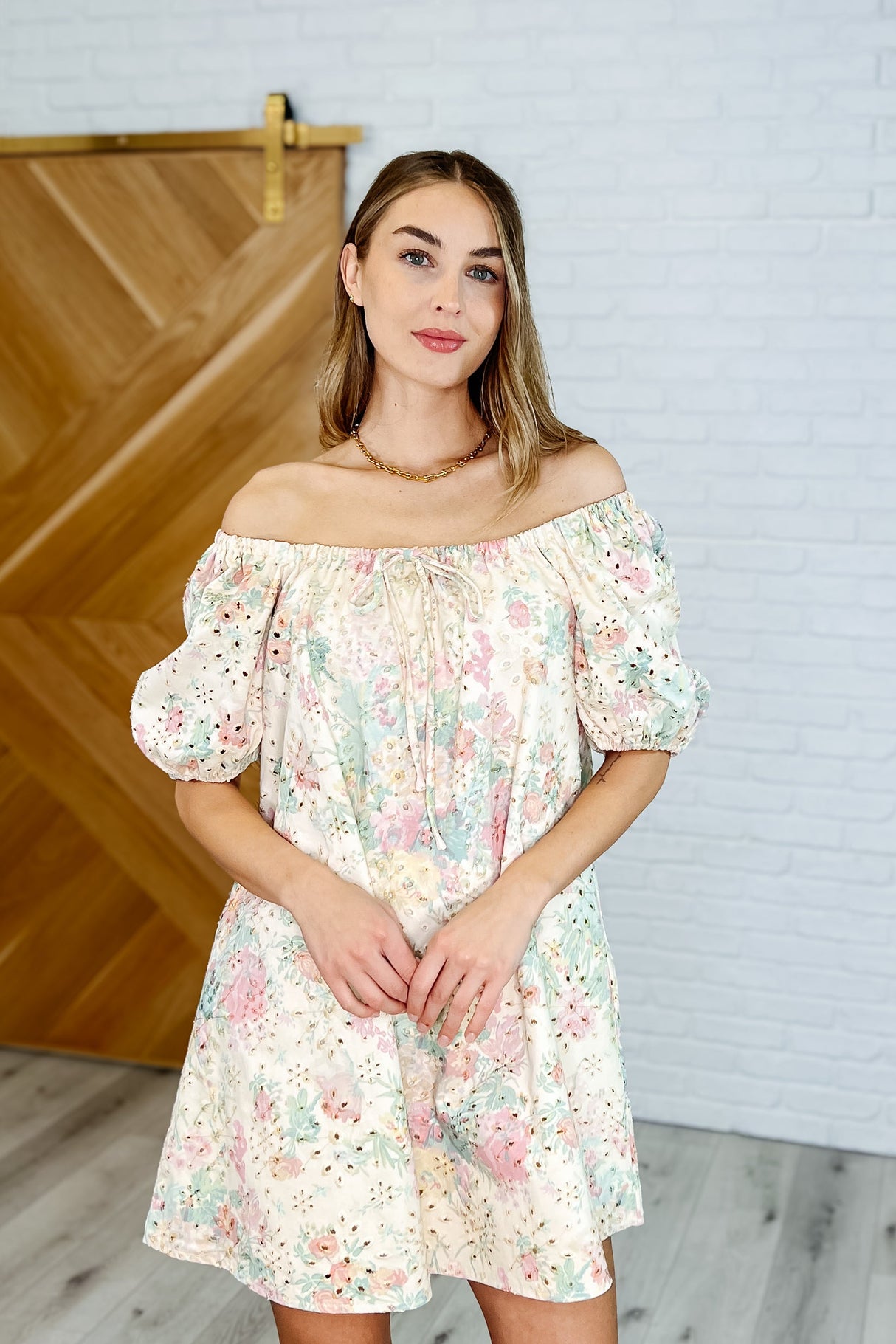 Vestido de punto con lazo y ojales en rosa y verde
