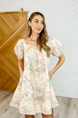 Vestido de punto con lazo y ojales en rosa y verde