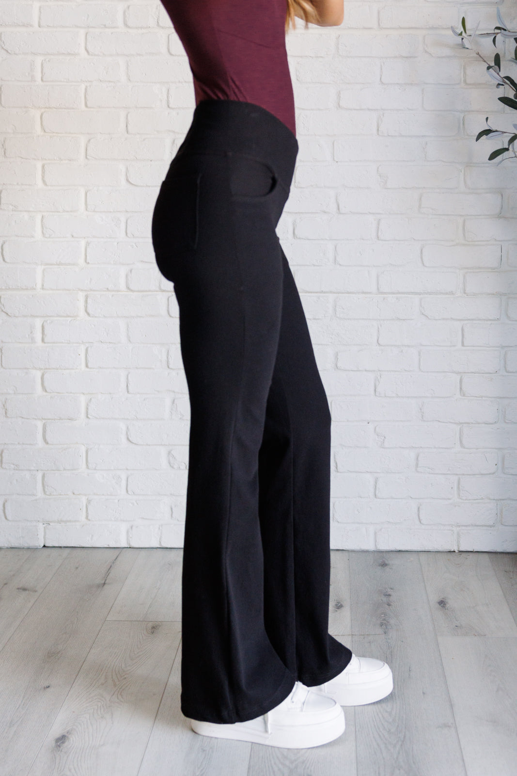 Pantalón de sarga acampanado con cintura cruzada en negro Building Habits