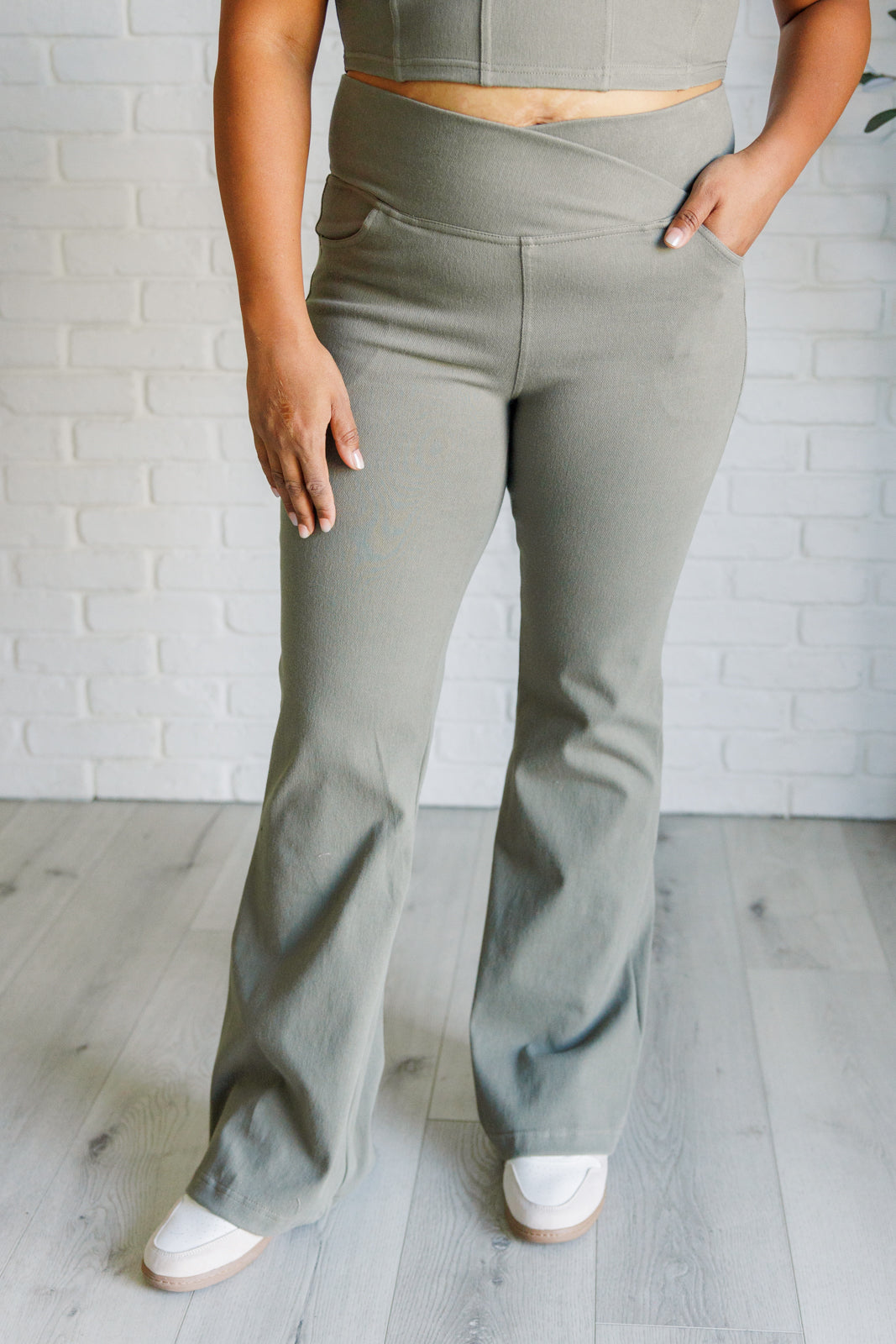 Pantalón de sarga acampanado con cintura cruzada en verde oliva polvoriento de Building Habits