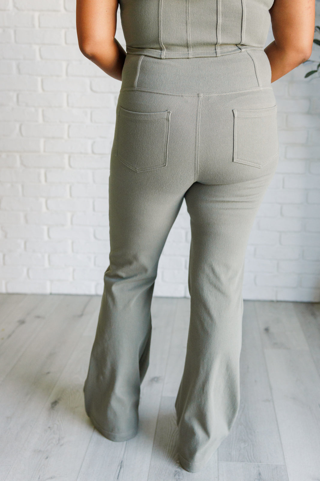 Pantalón de sarga acampanado con cintura cruzada en verde oliva polvoriento de Building Habits