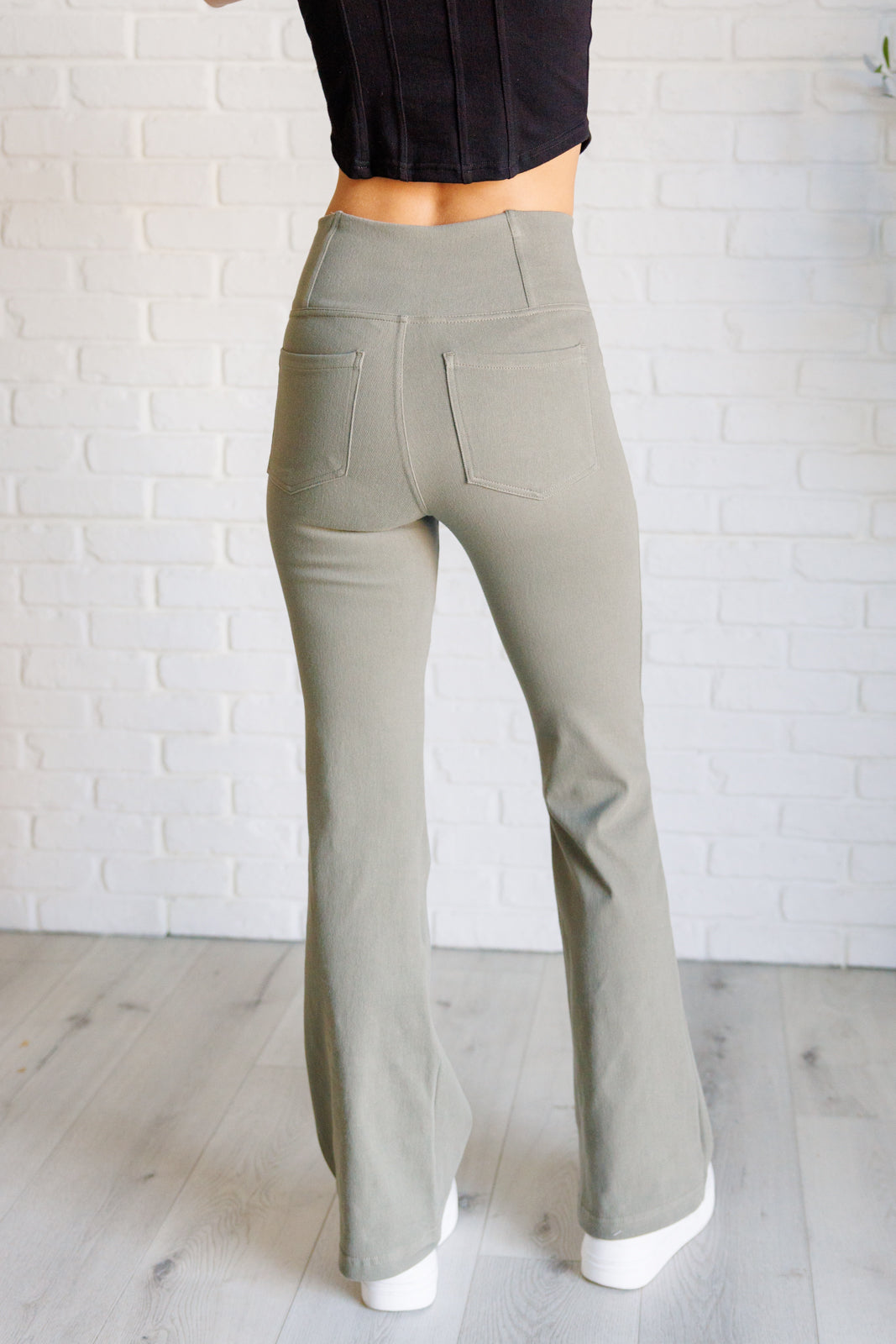 Pantalón de sarga acampanado con cintura cruzada en verde oliva polvoriento de Building Habits
