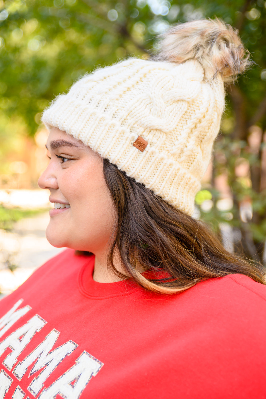 Gorro de punto trenzado con vuelta en color marfil