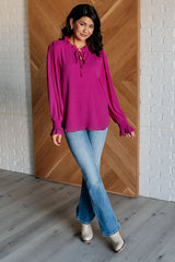 Blusa con escote con volantes Candid Moment