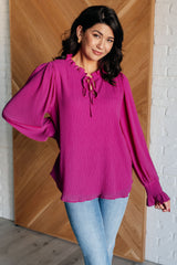 Blusa con escote con volantes Candid Moment