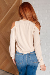 Blusa con hombros descubiertos cuidadosamente elaborada