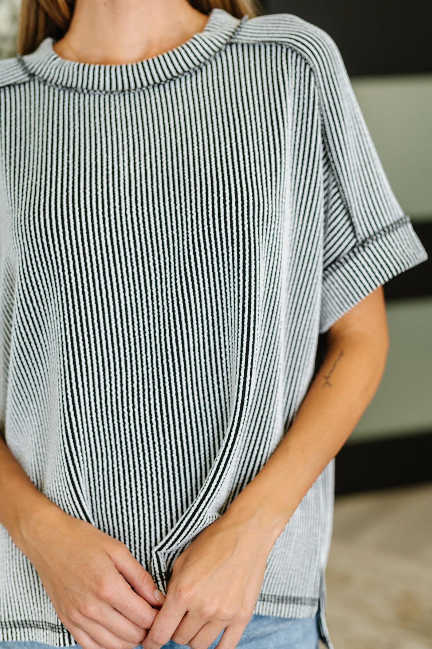 Top de punto acanalado Catch Me Loungin' en blanco y negro