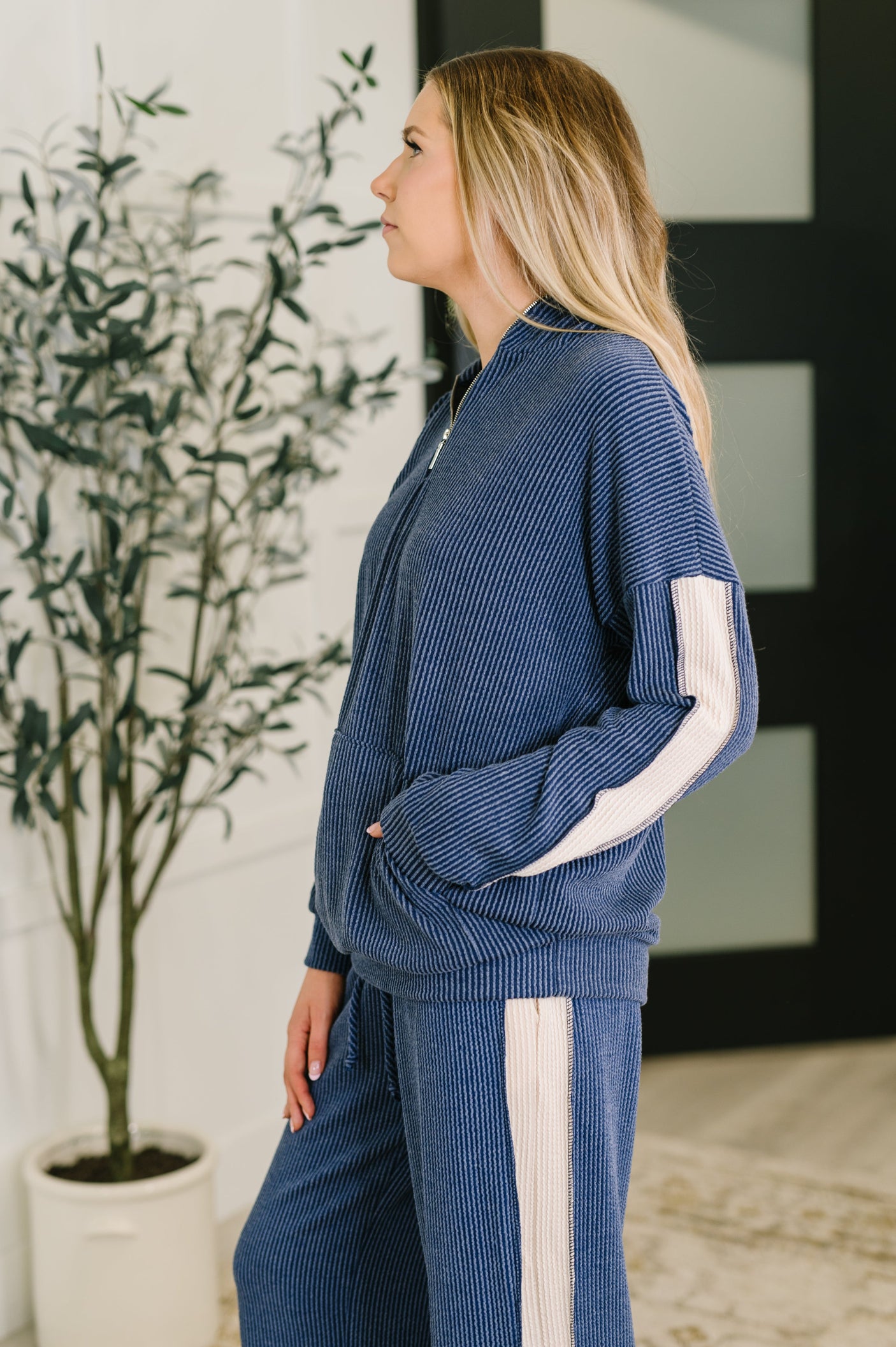 Sudadera con capucha de rayas contrastantes Certified Chiller en azul marino