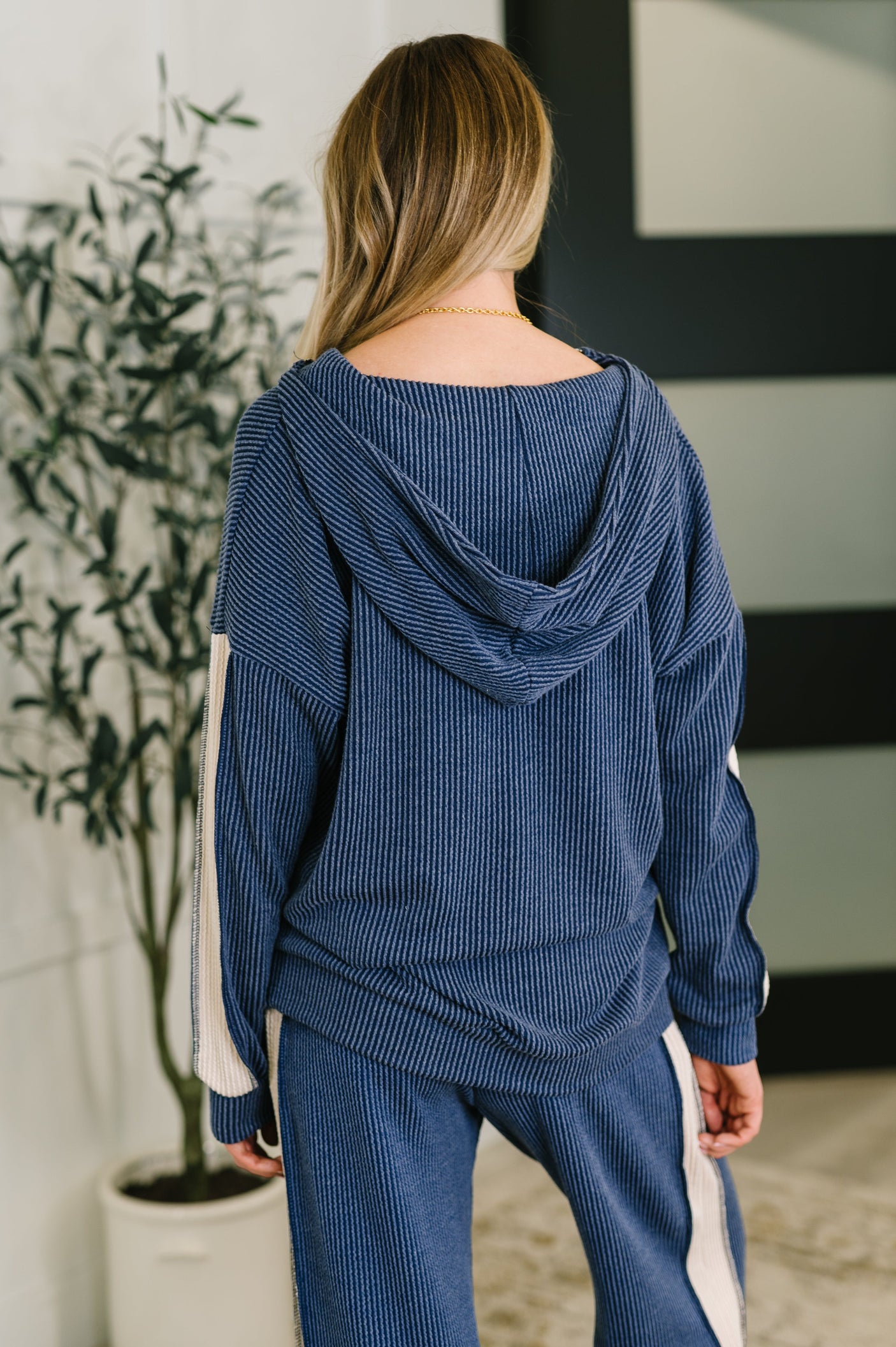 Sudadera con capucha de rayas contrastantes Certified Chiller en azul marino