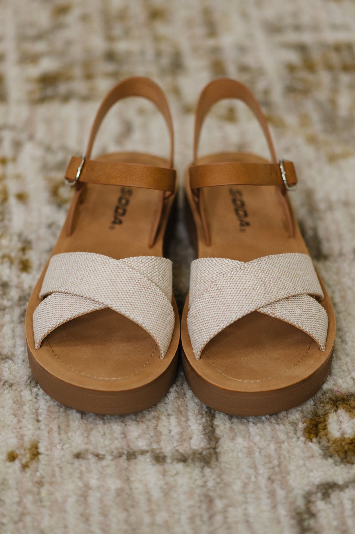 Sandalias Chester de cuña con plataforma de nobuk en color crema