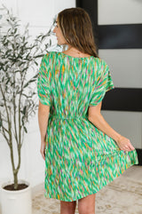 Vestido elegante con escote en V y estampado multicolor