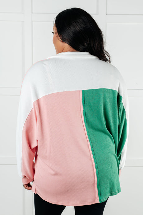 Deshazte de la vieja camiseta Henley con cuello en V y bloques de color en verde